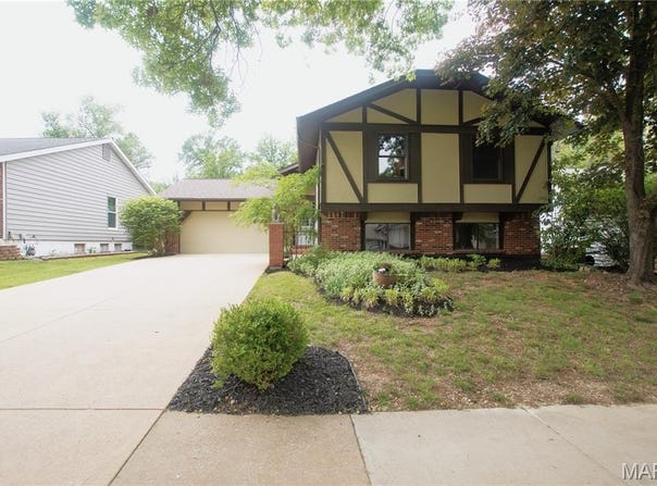 1061 Treetop Trail Drive, Manchester, MO 63021