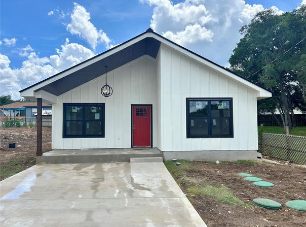 1127 Greenhill DR, Canyon Lake, TX 78133