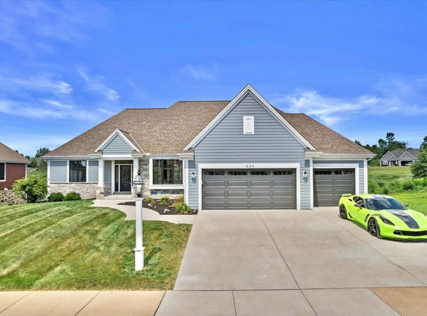 1424 White Deer Trail, Waukesha, WI 53189