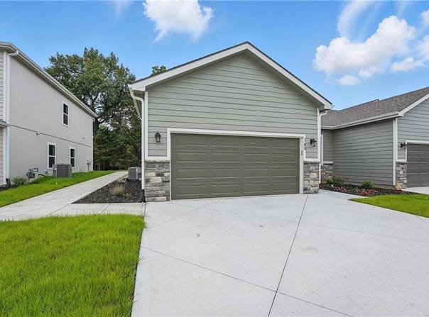 789 Highland Drive, Edwardsville, KS 66111