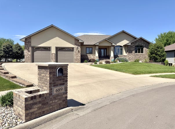 689 Nicholas Ct, Huron, SD 57350