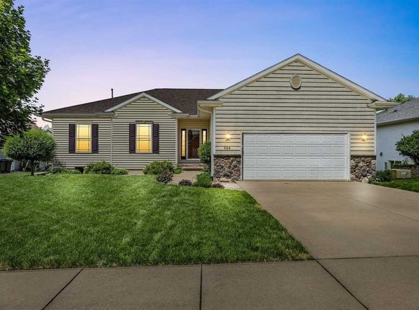 960 Hampshire Dr, Marion, IA 52302