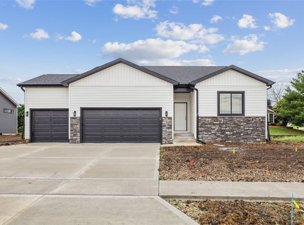 2311 N 8th Avenue E, Newton, IA 50208