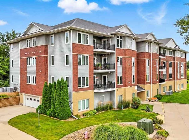 1092 Walnut Ave, IA 52327