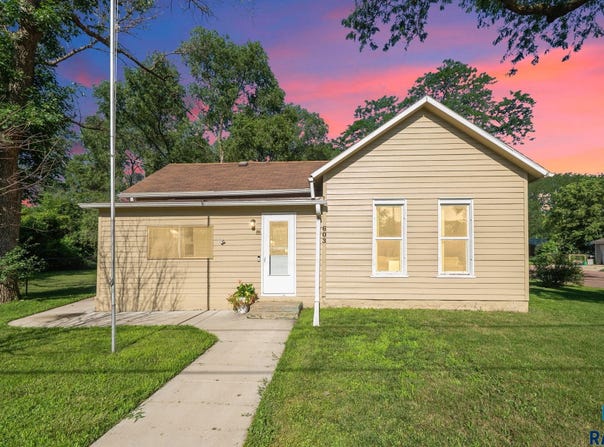 603 S Bartlett St, Canton, SD 57013