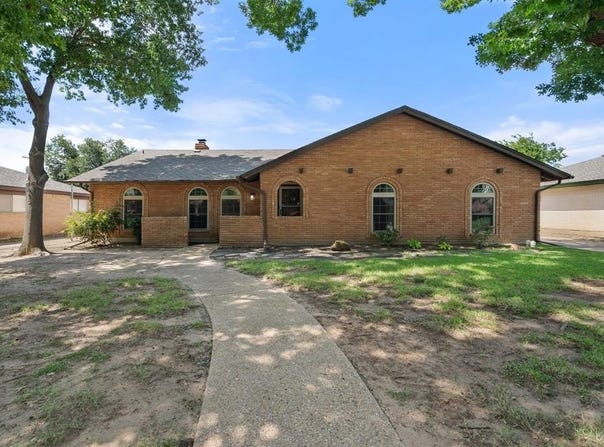 2109 Briarwood Boulevard, Arlington, TX 76013