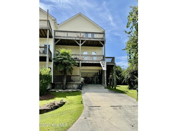 123 W Sandbur Drive, Emerald Isle, NC 28594