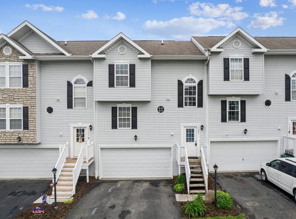 1107 Arrowhead Dr, Washington, PA 15301