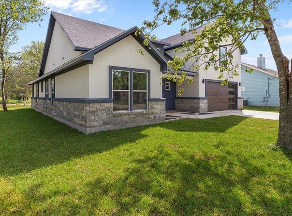 103 W Pauwela LN, Bastrop, TX 78602