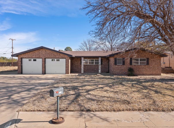 2003 College Avenue, Levelland, TX 79336
