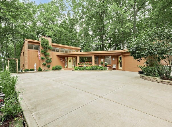393 N Main Street, Chagrin Falls, OH 44022