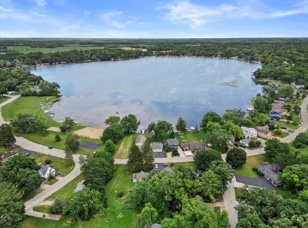 7950 Greendale Ave, Burlington, WI 53105