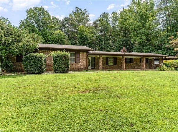 2725 Spicewood Drive, Winston-Salem, NC 27106