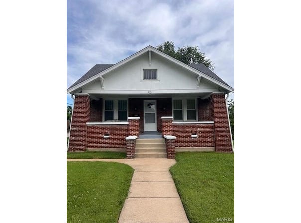 915 N Kingshighway Street, St Charles, MO 63301
