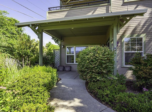 833 Cobblestone Court, Ashland, OR 97520