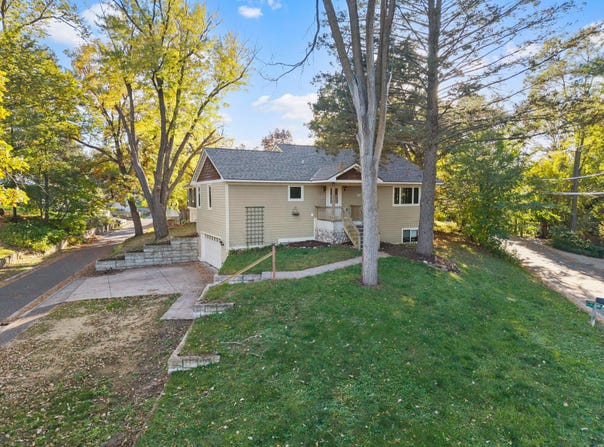 1158 Summit Avenue, Mahtomedi, MN 55115