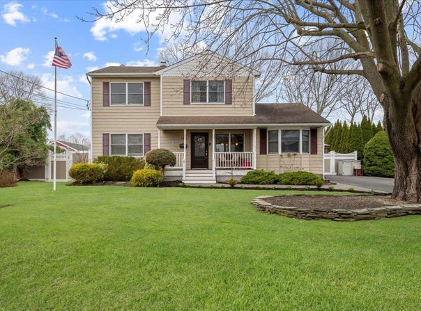 124 Meroke Lane, East Islip, NY 11730