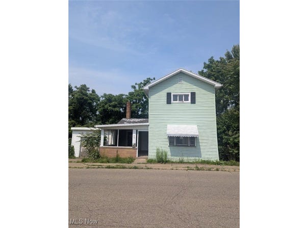 217 Deersville Avenue, Uhrichsville, OH 44683