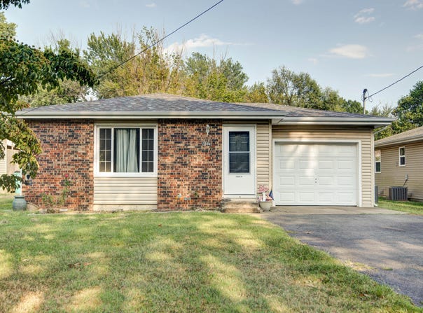 2844 N Summit Avenue, Springfield, MO 65803