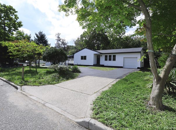 472 Nichols Road, Hauppauge, NY 11788