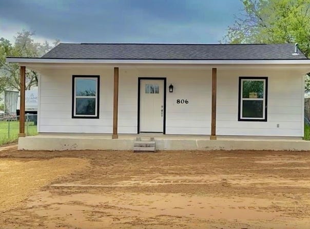 806 E Brown Street, Llano, TX 78643