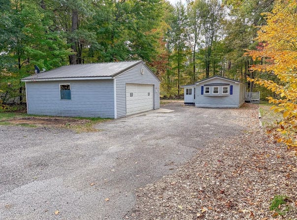 987 W MapleCrest Drive, Sanford, MI 48657