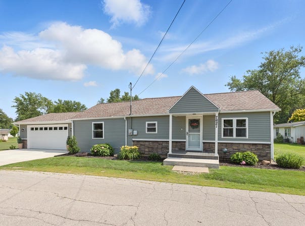 7621 W Forest Avenue, Warsaw, IN 46582-8421
