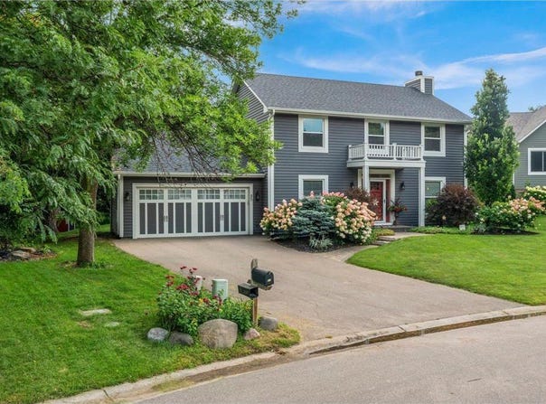 85 Castle Ridge Court, Chanhassen, MN 55317