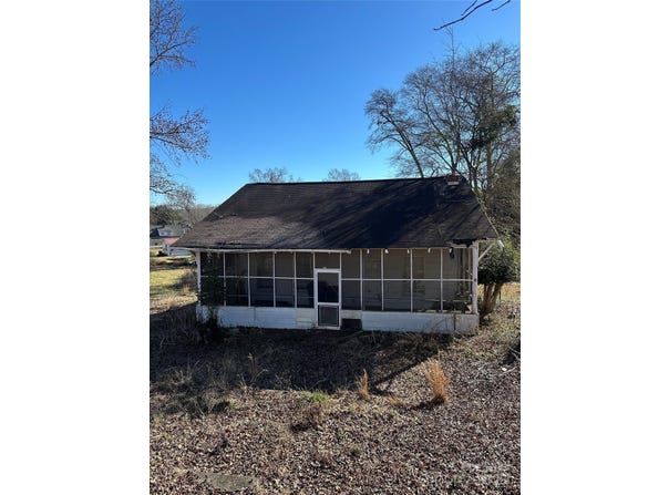 29 Pinecrest Avenue, Great Falls, SC 29055