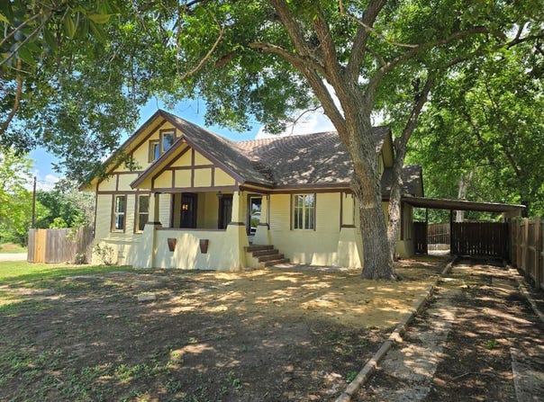 144 W Wallace ST, Gonzales, TX 78629
