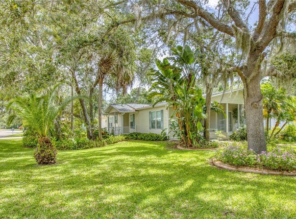 415 SIOUX BOULEVARD, OAK HILL, FL 32759