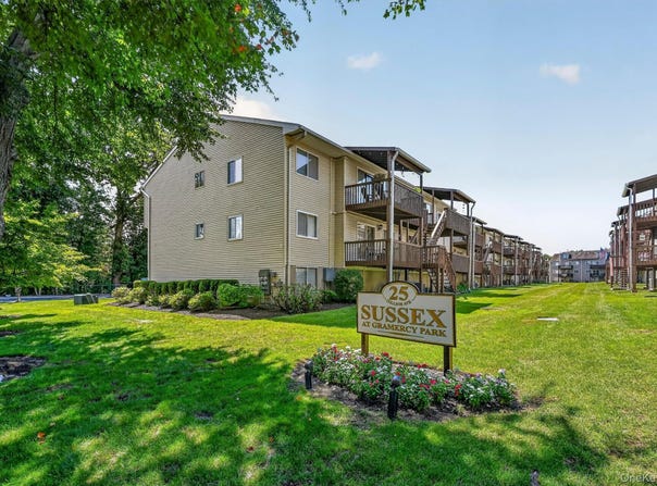 25 College Avenue, Nanuet, NY 10954