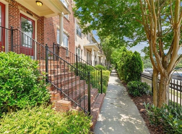 305 Alderwood Lane, Sandy Springs, GA 30328