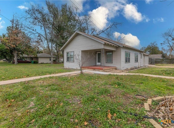 701 E 15th Street, Cameron, TX 76520