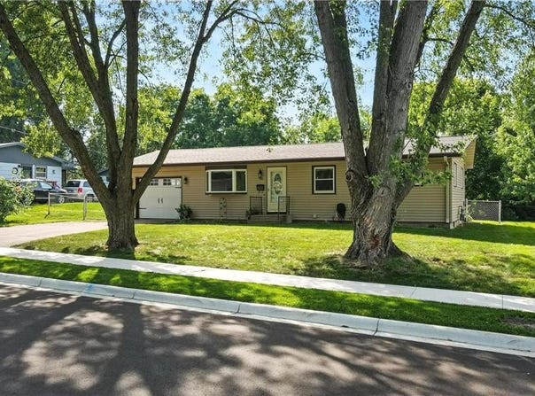916 Westwood Drive, Faribault, MN 55021