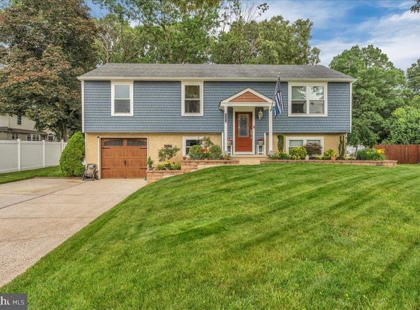 8402 CROFTON LANE, PENNSAUKEN, NJ 08109