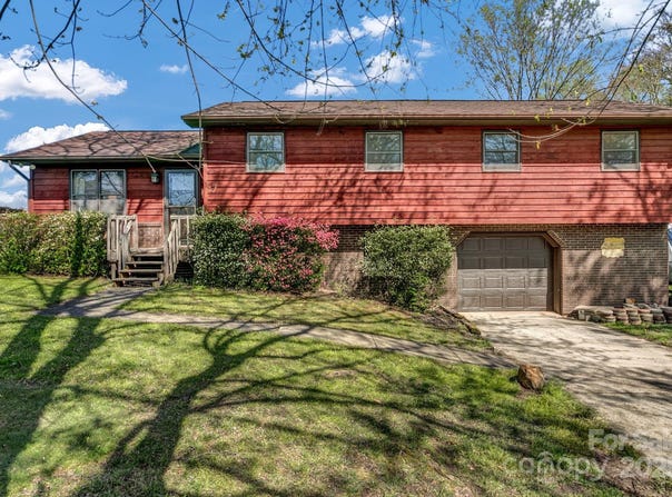10 Laurel Brook Drive, Hendersonville, NC 28792