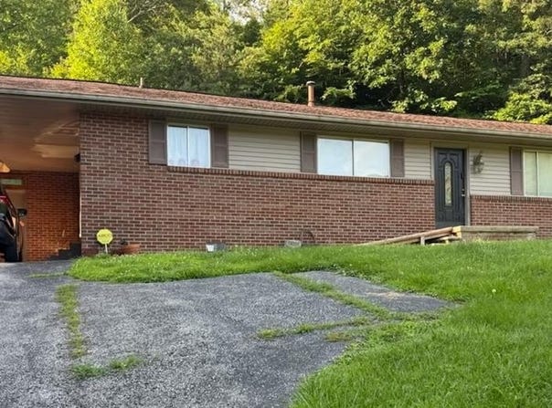 1708 KY Rt 302, Van Lear, KY 41265