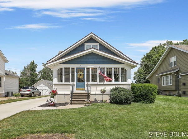 39 W Cherry Avenue, Zeeland, MI 49464