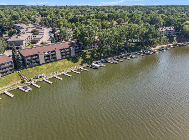 1740 Cliffs Landing, Ypsilanti, MI 48198
