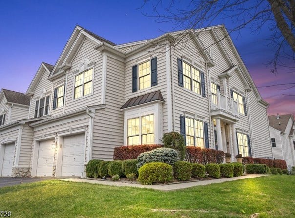 172 Hickory Hill Blvd, Totowa Boro, NJ 07512-2810