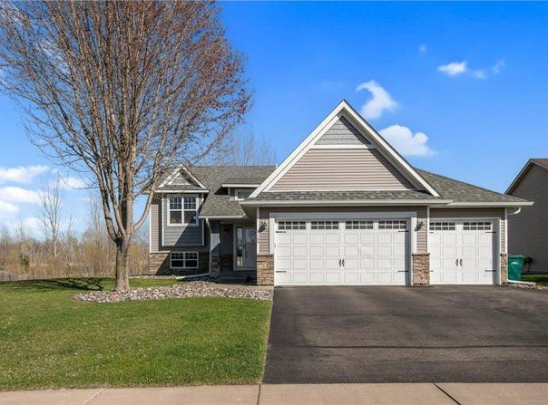 1105 Pioneer Trail SE, Cambridge, MN 55008