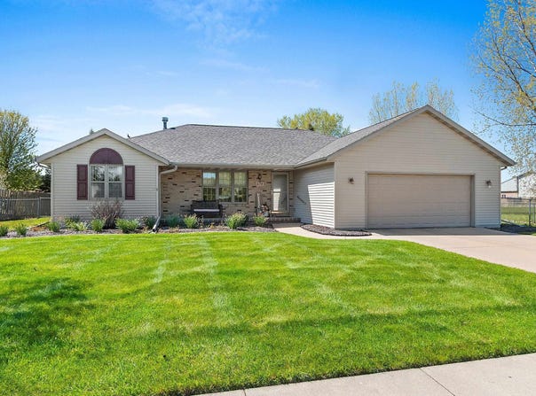 674 SWAN Road, DE PERE, WI 54115-8243