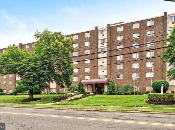860 LOWER FERRY RD, EWING, NJ 08628