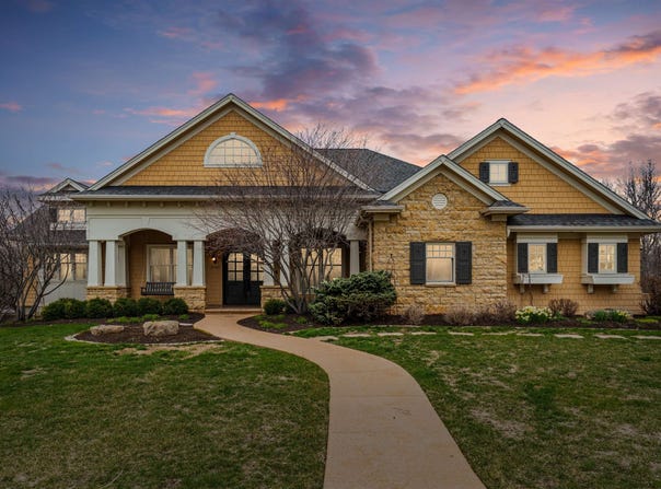 1749 Creek Wood, Dubuque, IA 52003