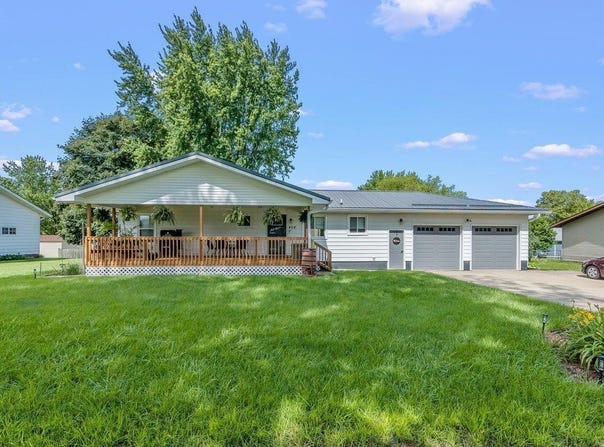 404 Roxanne Drive, Fairbank, IA 50629