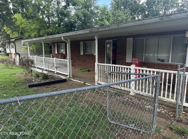 812 W Ridgecrest Drive, Kingston, TN 37763