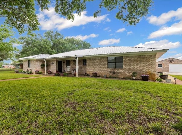 6807 E Texas Street, Walnut Springs, TX 76690