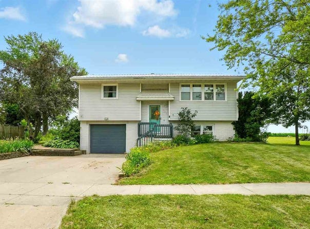 109 Dorothy Ln, LoneTree, IA 52755
