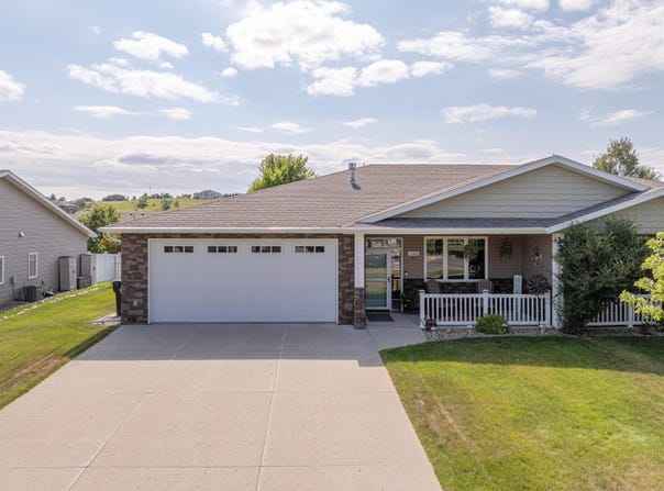 1326 N 35th St, Bismarck, ND 58501